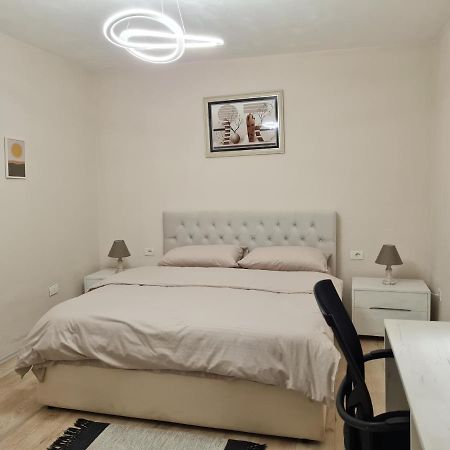 Downtown Boulevard Apartment With A Cute Balcony! Tirana Exterior photo