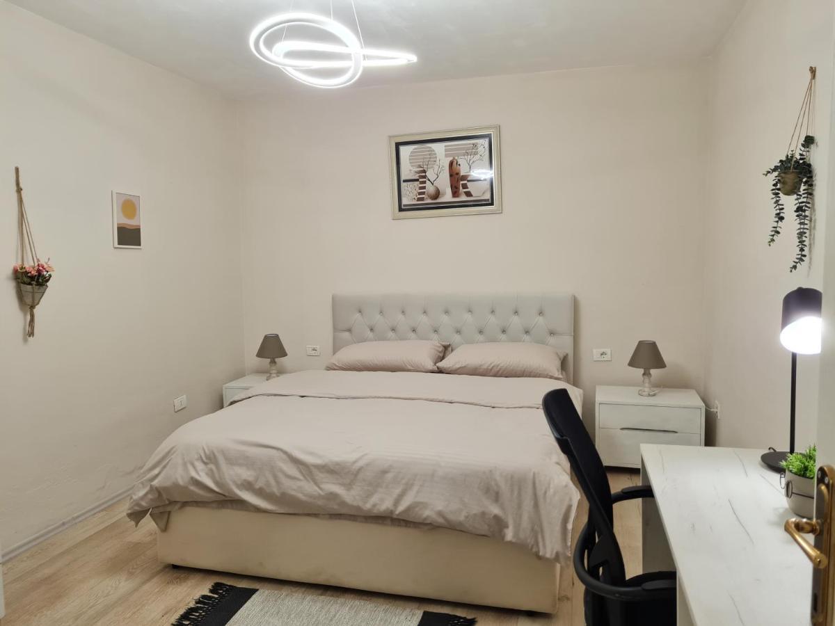 Downtown Boulevard Apartment With A Cute Balcony! Tirana Exterior photo